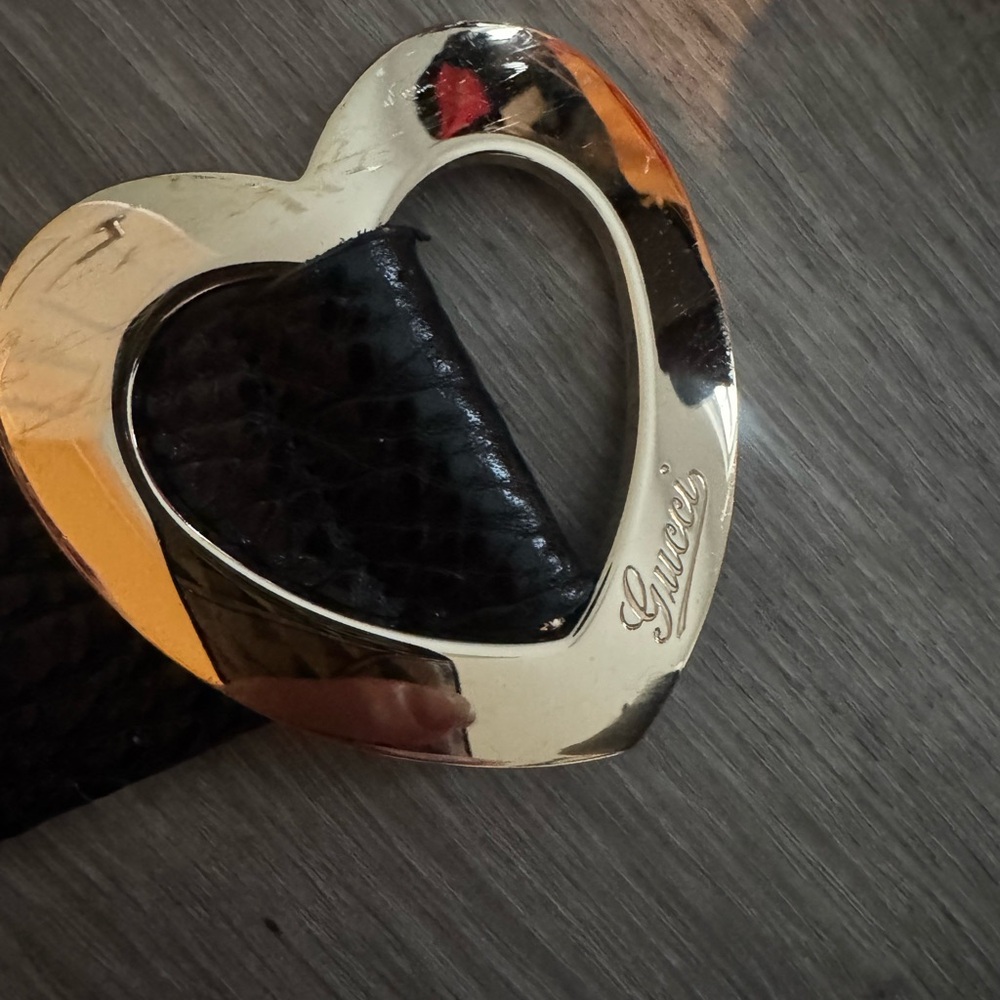 Gucci Black Leather Belt with Gold Heart Buckle - Picture 5 of 17